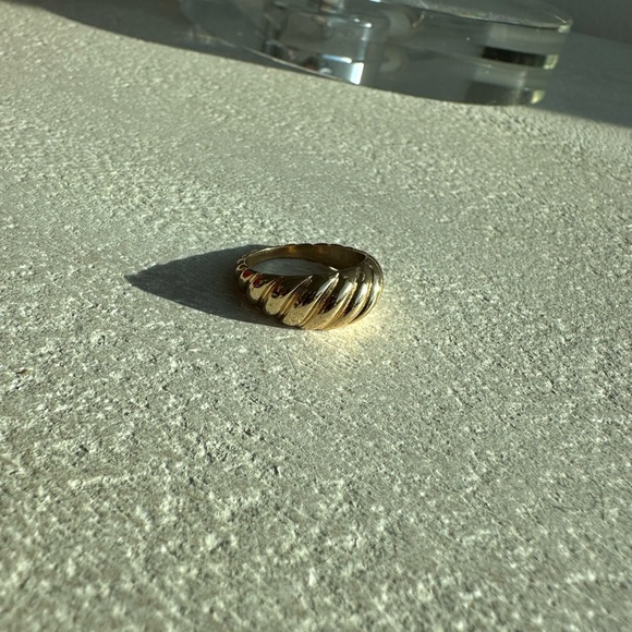 Vintage Gold-Tone Ribbed Dome Ring – Chunky Statement Style - Picture 2 of 4